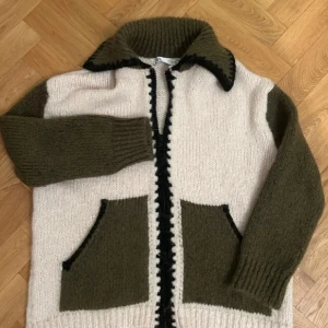 Stickad kofta/cardigan - Intressekoll !!🩷 pris kan diskuteras