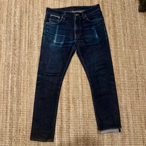 Selvage Nudie Jeans  - Tja! Vi säljer nu dessa otroligt feta selvage Nudie Jeans i modellen Lean Dean, Dry Japan Selvage. Storlek W31 L30, men passar något större. Jeansen är i mycket bra skick och sparsamt använda! Skriv om du har några frågor!                                                  Mvh Garçon Studios