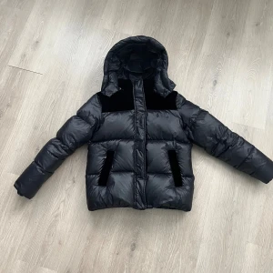 Ralph Lauren Vinterjacka - Ralph Lauren jacka i mocka | Stl XL barn 16 år passar 160 cm men även Xs | Skick 8/10 har små skavanker kan skicka bild men inget synligt | 100% äkta skriv för verifiering på Ralph Laurens hemsida! ⭐️