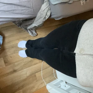 Svarta Peachy Flare jeans, midwaist - Svarta jeans från Peachy i modellen Flare med midwaist. Byxorna har klassisk femficksdesign, dragkedja och knapp framtill samt utsvängda ben. Snygg passform som framhäver siluetten och passar perfekt till sneakers eller boots.Andledningen till att jag säljer är att dom är stora för mig och inte passar mig direkt. 💕