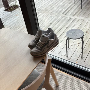 Nike Air Max grå sneakers - Säljer ett par grå Nike Air Max sneakers med klassisk synlig luftbubbla i sulan och gummisula i beige. Skorna har snörning, grå swoosh och detaljer i olika grå nyanser. Ovandelen är i syntet och textil, perfekt för dig som gillar streetwear och sportig stil.  2000kr nypris.