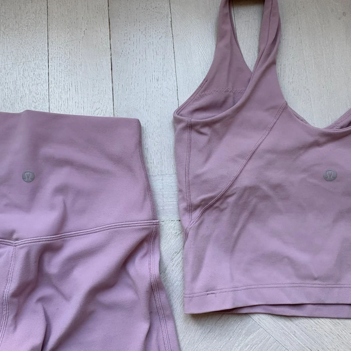 Lila/rosa tränings sett från Lululemon - 1