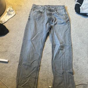Gråa jeans - Ett par gråa baggy jeans från zara, användning märks knappt och passar dig från 175-187!