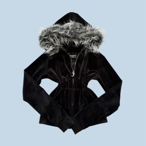 Svart hoodie Juicy Couture XS - Svart hoodie från Juicy Couture i mjuk velour med fluffig fuskpäls runt huvan. Tröjan har dragkedja med J-berlock, långa ärmar och fickor framtill. Ikonisk broderad JC-logga på bröstet. Perfekt för dig som gillar klassisk Y2K-stil. Inga prisförslag‼️