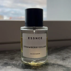 Essnce Strawberry Eclair Parfym - En Eau de Parfum från ESSNCE med namnet Strawberry Eclair. Doftar sött & vanilj jordgubbstårta, riktig dröm😍