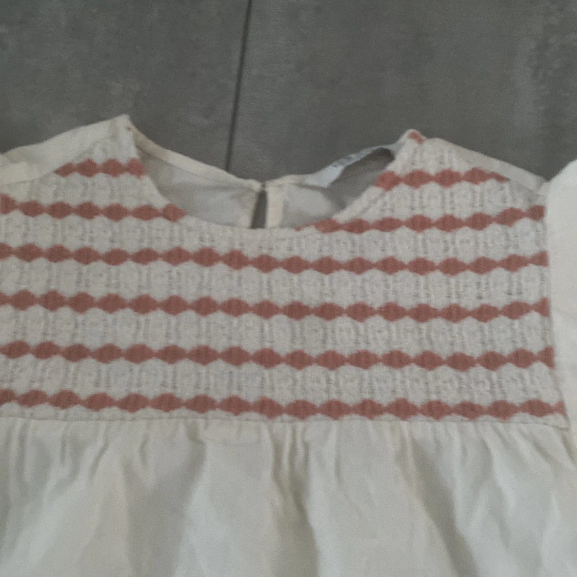 Vit blus med röd mönstrad överdel LCW - 1