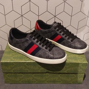 Gucci ace  - Snygga gråa Gucci ace skor || Storlek 42 men passar även 42,5 || box och dustbag medföljer 