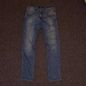 Blå Replay jeans slim fit - Snygga blå jeans från Replay  |  Skick: 8/10 mycket bra  |  Storlek: W30 L32  |  Nypris: 1599 kr  |  Modell: Anbass (slim fit)
