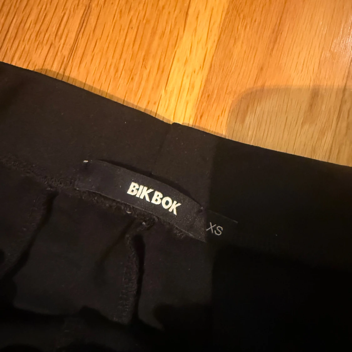 Svarta bootcut byxor från BikBok XS - 2