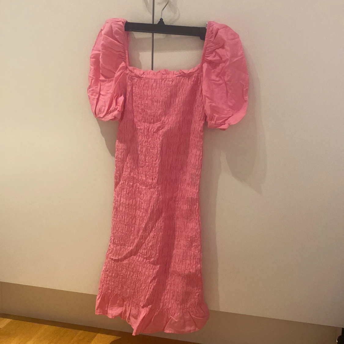 Rosa puffärmklänning från ONLY XS