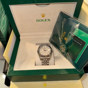 Automatisk klocka - Silver - Hög kvalitet  - Detta är en klocka i väldigt hög kvalitet. Har använts dock väldigt väldigt få gånger. Dagdatum. Behöver uppvridning varje 72/h. Box och certifikat ingår. Vid frågor kontakta mig.