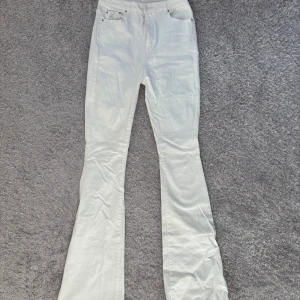 Vita bootcut jeans - Vita bootcut jeans från ASOS. I storlek 28/36. Använda men som nya! 
