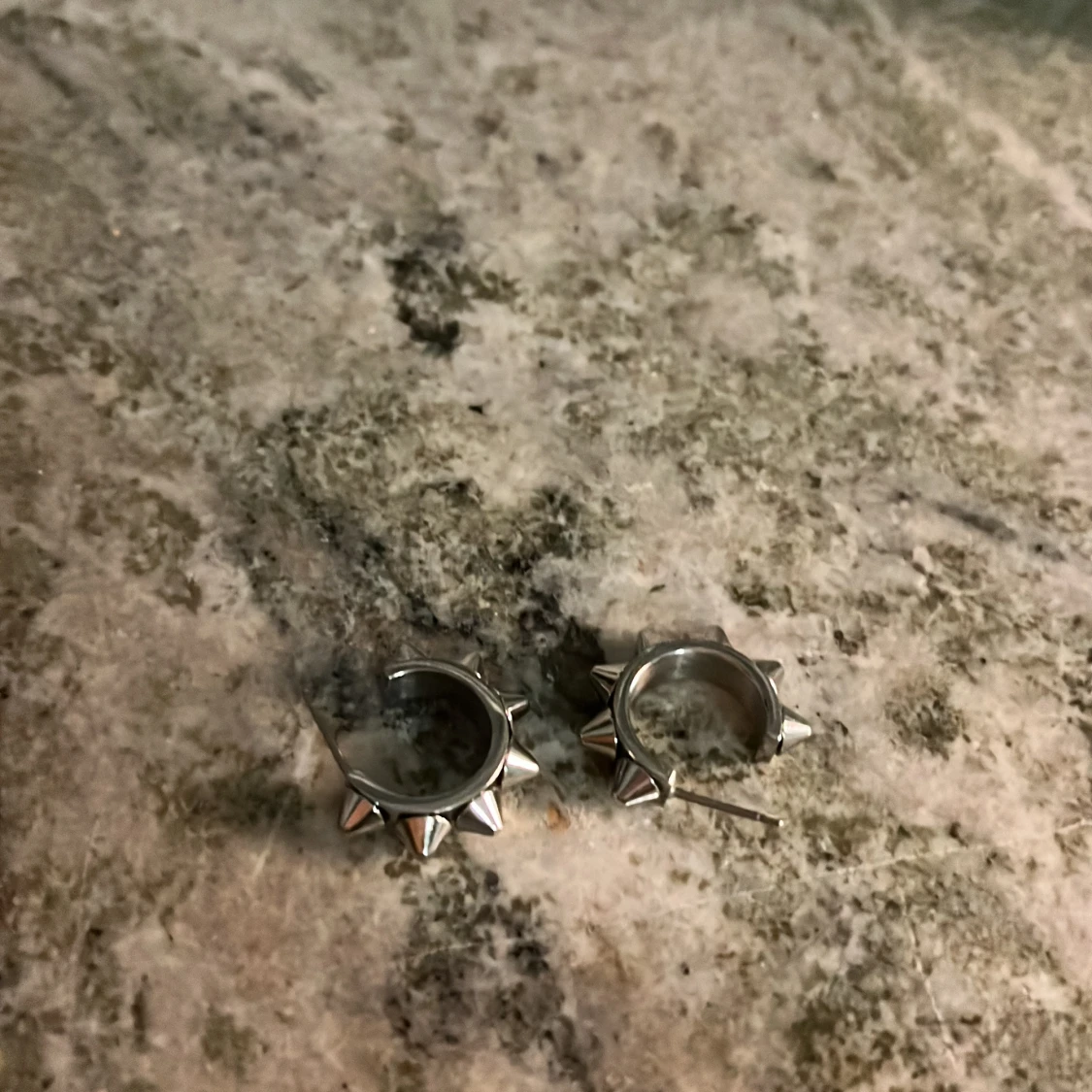 Silvriga örhängen med nitar