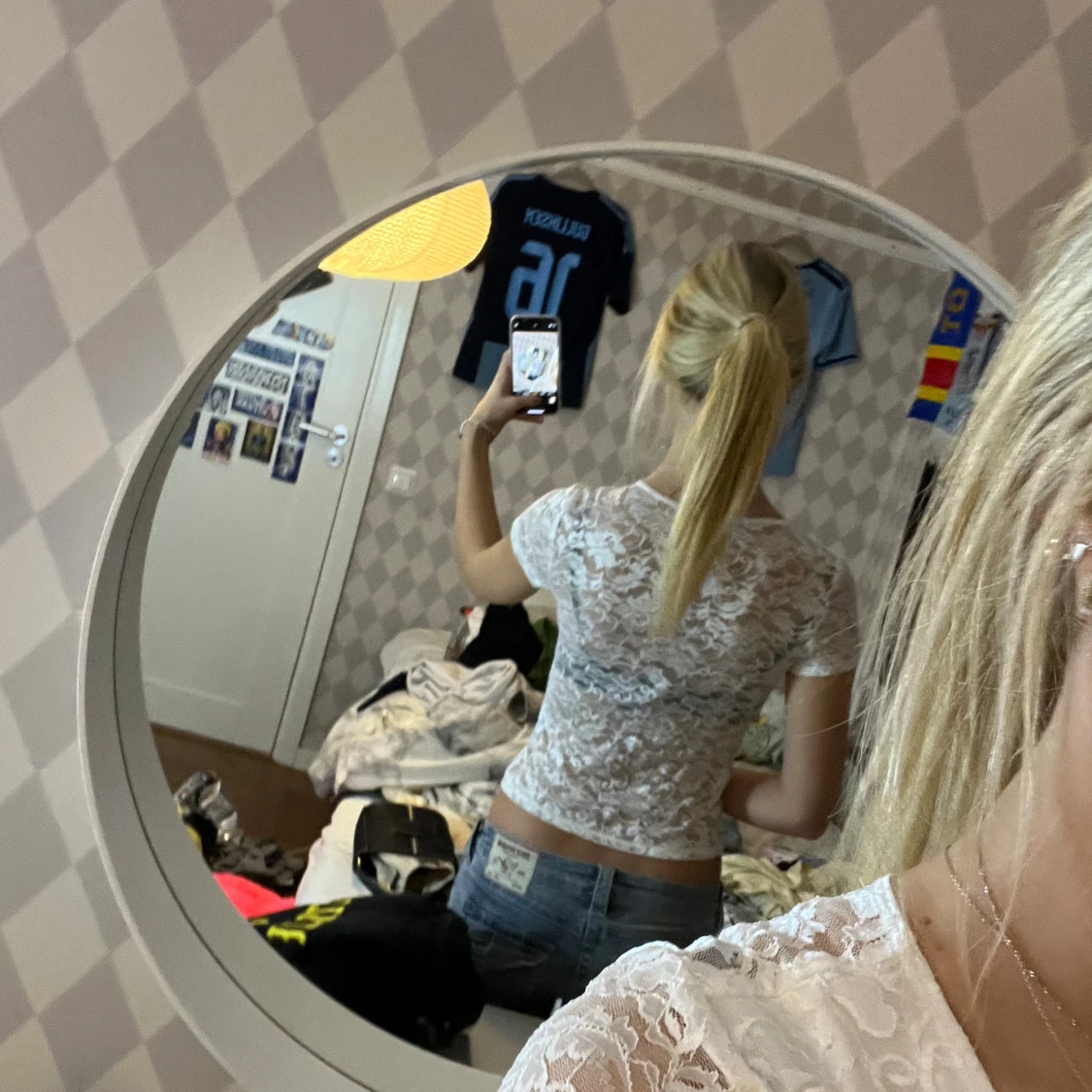 Vit spetsblus med v-ringning - 1