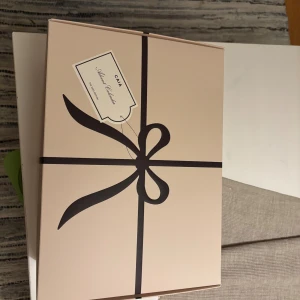 CAIA 2025 - Säljer CAIAs kalender 2025. Org pris 2995kr värde av 8505kr. Säljer för att ja råka köpa två💕pris diskuteras priv