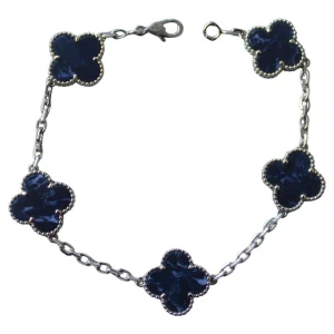 Van cleef armband - Ett snyggt armband i silverfärg med fem blå fyrklöverformade hängen. Kedjan är tunn och detaljerad, och varje klöver har en glansig, marmorerad yta som ger en cool effekt. Perfekt för dig som vill ha något unikt och stilrent på handleden.