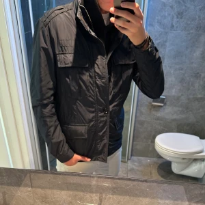 Marinblå fieldjacket med fickor - Säljer en marinblå fieldjacket från Mango man. Denna jacka passar perfekt nu till hösten. Jag är 188cm och bär storlek M på bilden. Hör av er vid frågor;)