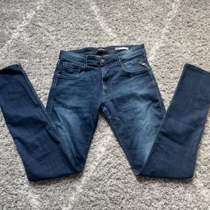Replay anbass jeans - Ett par blåa replay anbass jeans i väldigt bra skick storlek W31 L34 skriv gärna till mig vid minsta intresse 