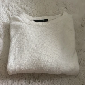 Stickad t shirt - Stickad vit t shirt från lager 157. Knappt använd. Nypris ca 100kr. Strl S, lite större 