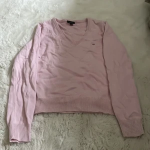 Kofta - ljusrosa v-ringad tröja från Gant med broderad logga på bröstet. Behöver strykas, strl S. Nypris: ?. Använd väl.