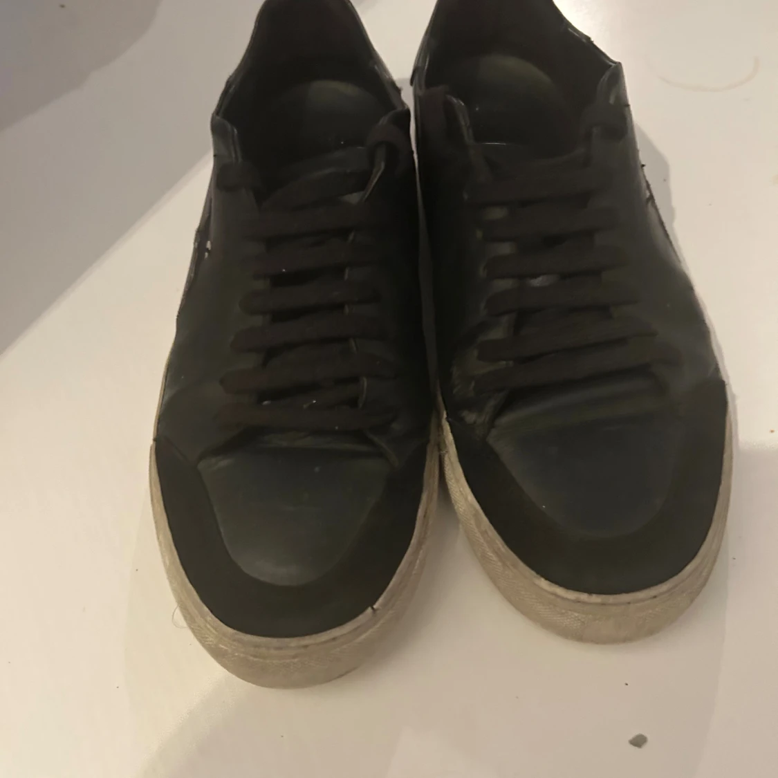 Svarta sneakers från Axel Arigato - 1