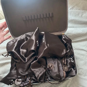 CAIA Adventskalender med smink - Säljer CAIA Adventskalender 2025  Kalendern innehåller blandade produkter som sminkborstar, ögonskuggsborste och andra överraskningar. 