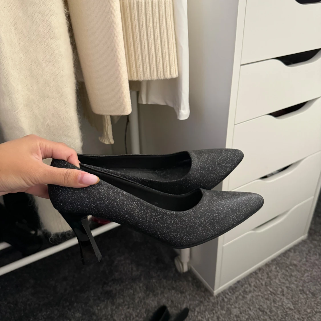 Svarta glittriga pumps med klack - 1