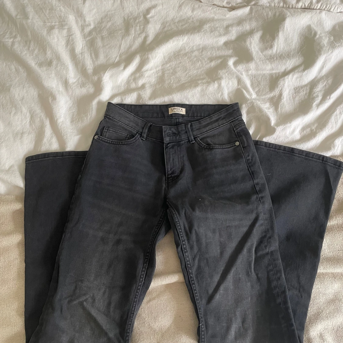 Lågmidjade Svarta wide jeans från Lindex, strl 36