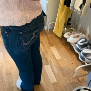 Lågmidjade jeans  - Snygga jeans från Rock & Republic. Innebenslängden: 77cm🩷pris går att diskutera