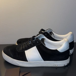 Valentino flycrew  - Säljer ett par snygga valentino flycrews i bra skick! Taggs ingår inte box! Två nitar saknas