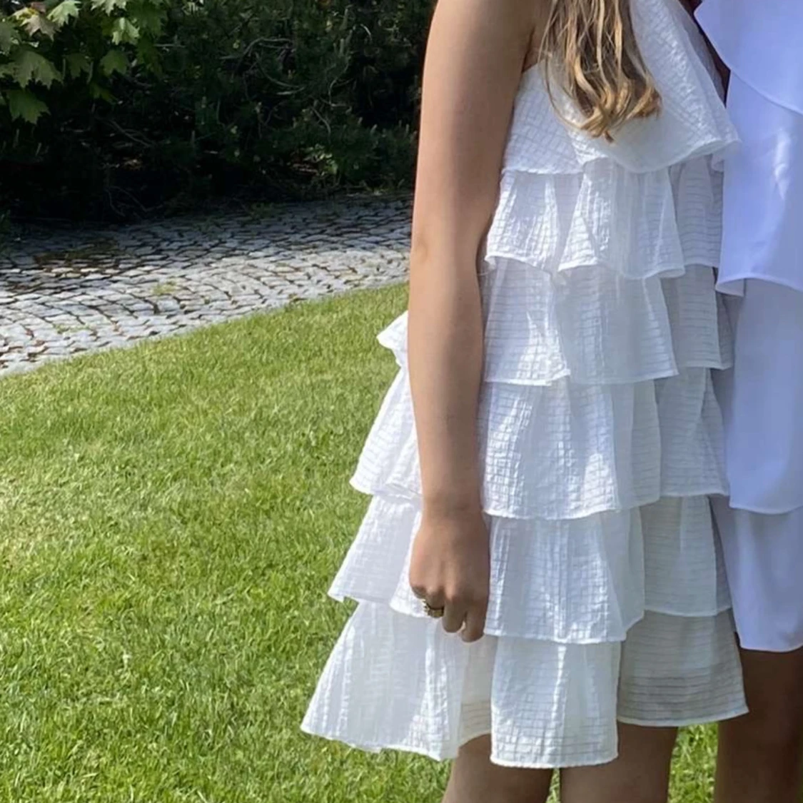 Vit volangklänning med halterneck