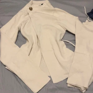 Knapp tröja från ASOS - Super fin från ASOS. Aldrig använt men har legat runt ett tag. Köpt för 500