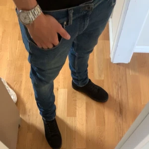 Slim jeans från Tiger of Sweden 32/32 - Snygga blå slim fit jeans från Tiger of Sweden i klassisk femficksmodell. Jeansen har en smal passform, normal midja och är tillverkade i mjukt denimtyg. Perfekta för dig som gillar stilrena och moderna jeans med en schysst tvätt. väldigt fint skick. Pris kan diskuteras, hör av dig vid frågor!