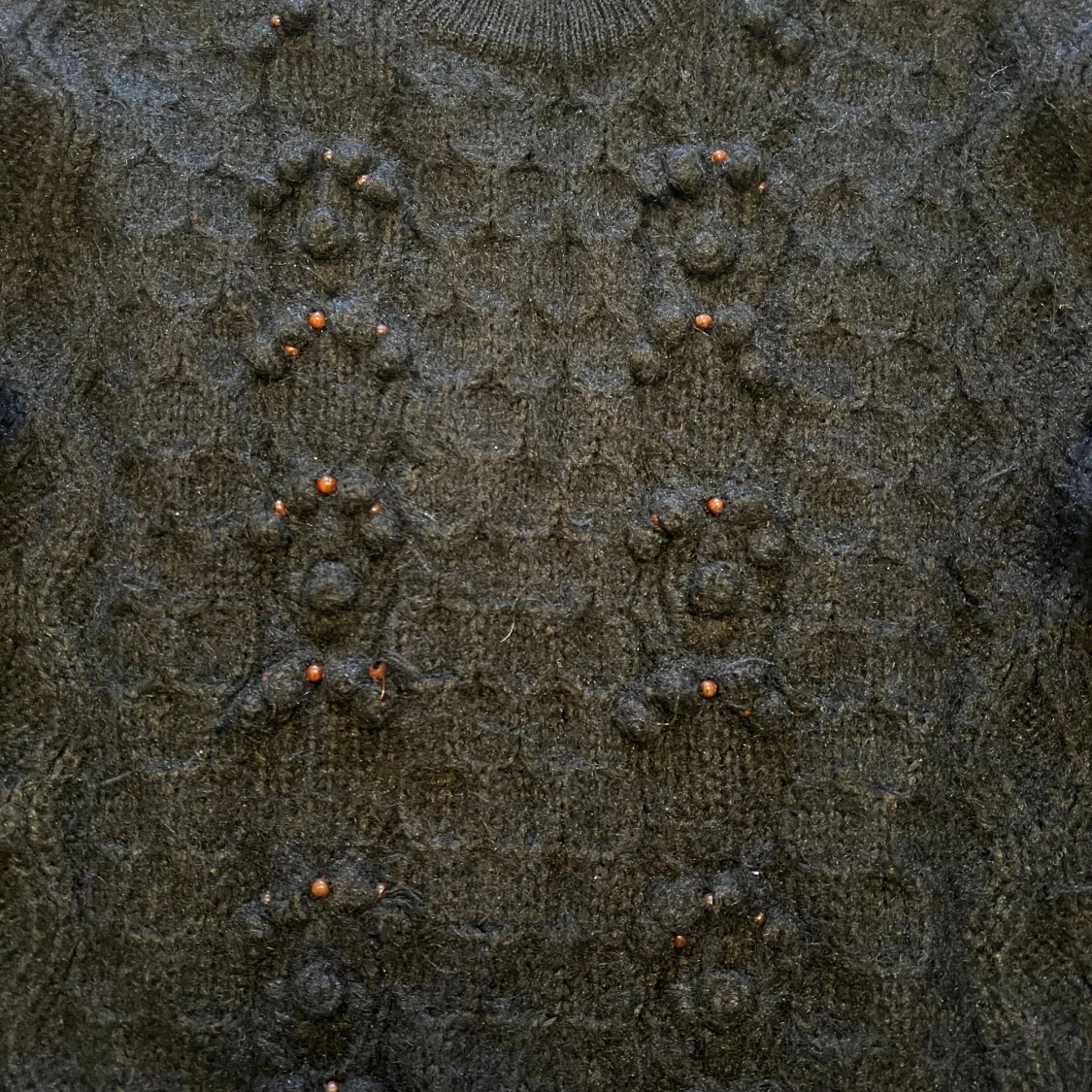 Svart stickad tröja med pärldetaljer storlek L/XL - 1