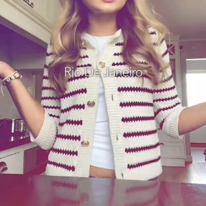 Trekvartsärmad virkad kofta - Slutsåld randig kofta med guldknappar från Zara ❤️den är i fint skick, dock en liten tråd som gått upp (bild 2) men inget som syns mycket!❣️pris kan diskuteras!