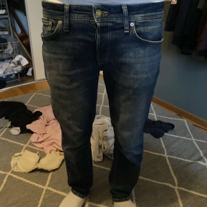 Mörkblå jeans från Jack & Jones - Säljer ett par mörkblå jeans från Jack & Jones i modellen tapered/mike. . Jeansen har rak passform och normal midja, tillverkade i mjukt denimtyg som sitter skönt hela dagen. Inte använda mycket, är som nya. Pris kan diskuteras. Nypris 1000kr