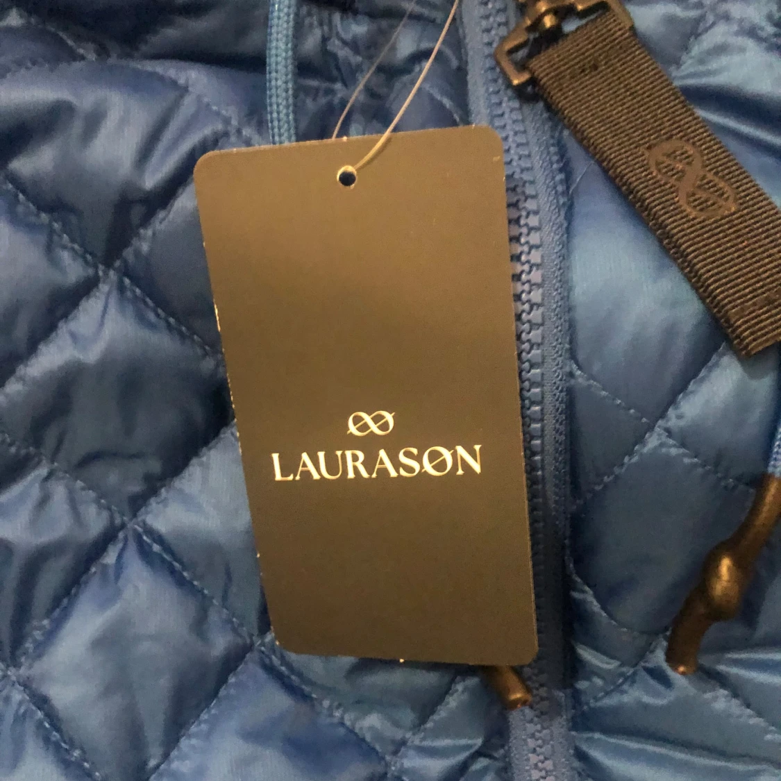 Blå quiltad dunväst från Laurason - 1