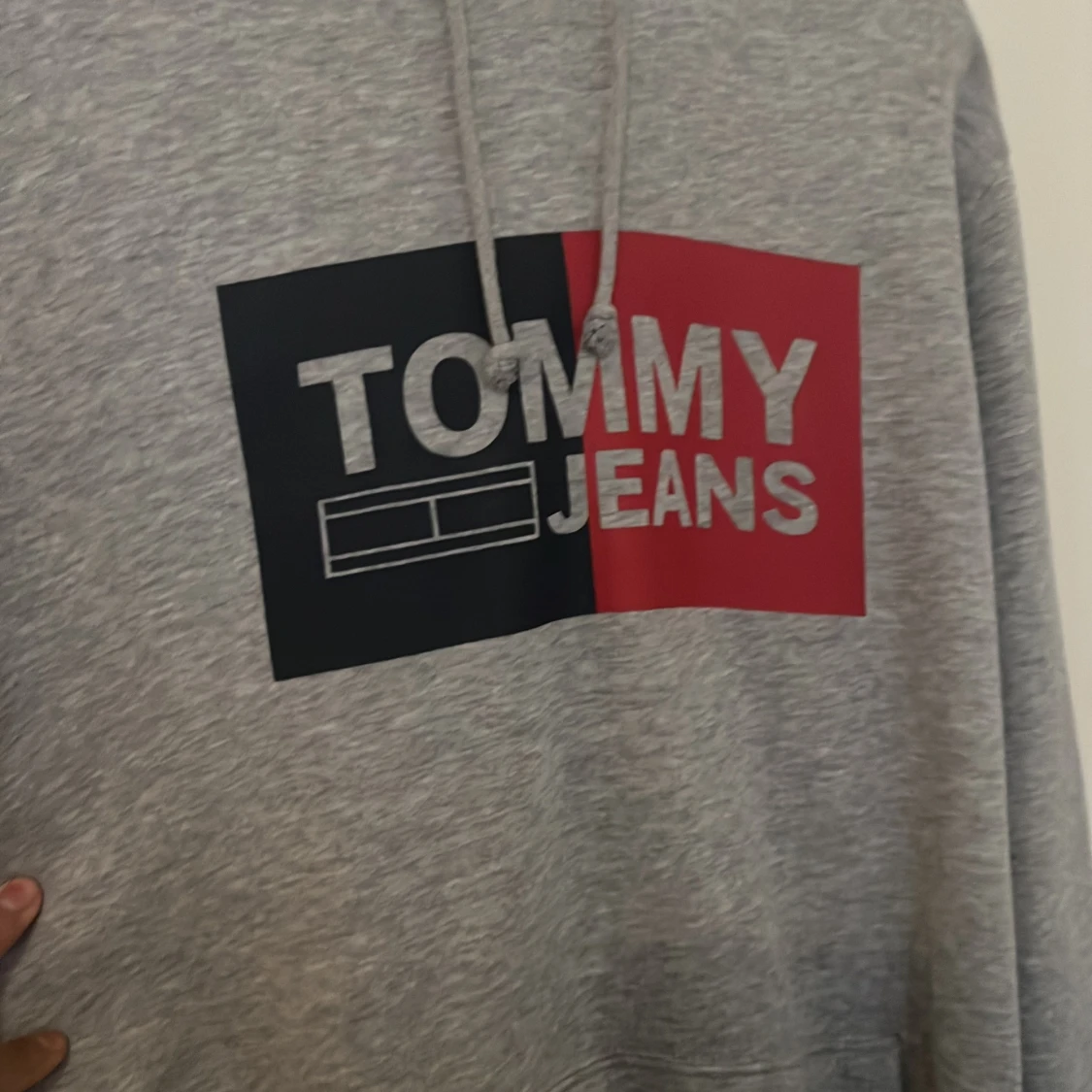 Grå hoodie Tommy Jeans med tryck - 2