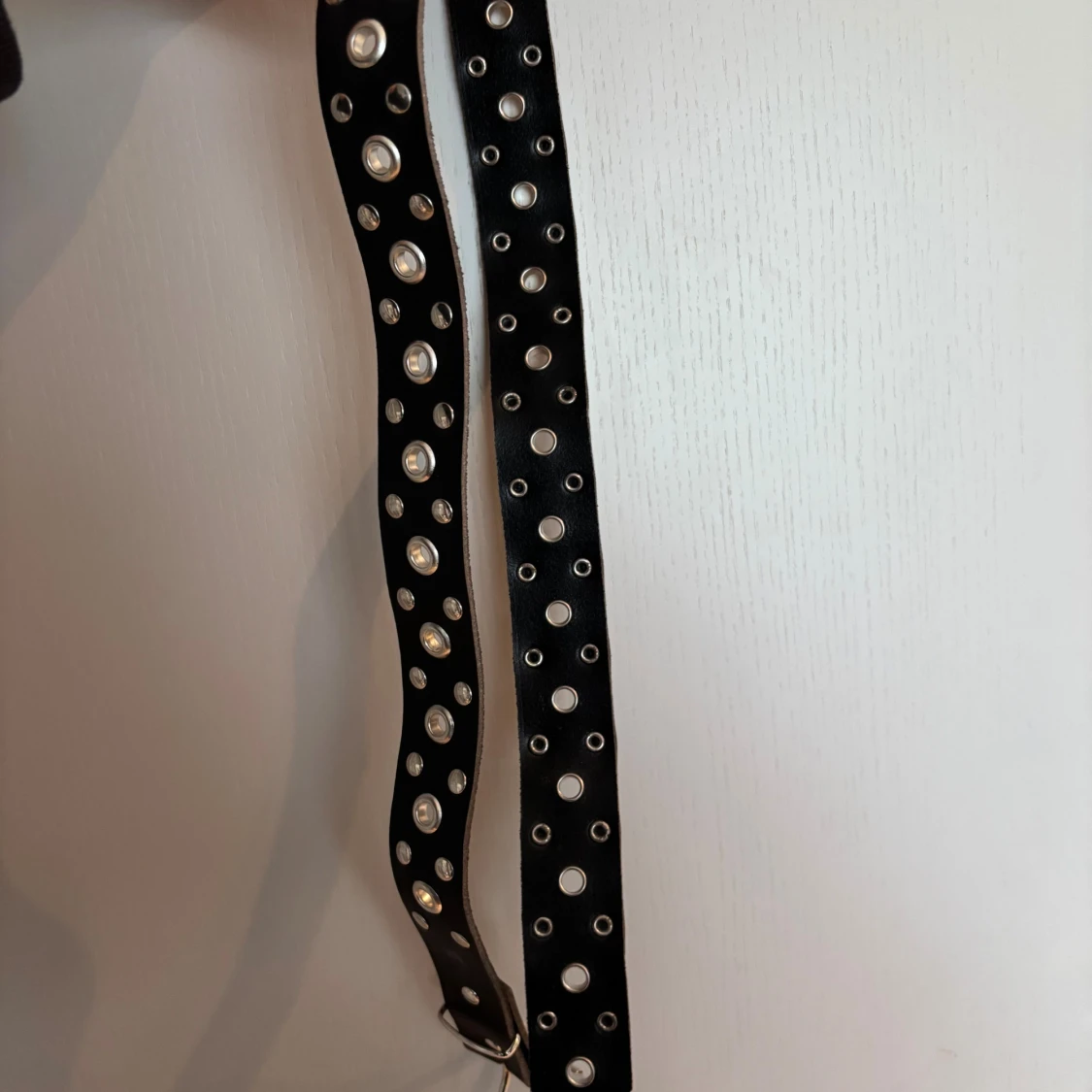 Svart bälte med silvernitar, 75 cm - 1