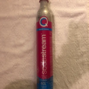 SodaStream Quick Connect 60L gascylinder - SodaStream Quick Connect gascylinder för kolsyremaskin, räcker till ca 60L bubbelvatten. Flaskan är i gott skick med mindre yttre slitage. Perfekt för att enkelt göra kolsyrat vatten hemma.Fullladdad!