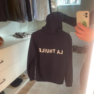 La Thuile - Skit snygg la thuile hoodie som bara går att köpa i thuile, skick 8/10 ny pris runt 1000kr säljer för 399