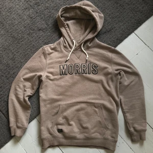 Beige Morris Hoodie - Riktigt fet beige Morris hoodie nästan i nyskick! | Storlek: M | Nypris: 1799kr | Som ny, inga defekter alls. | Skriv vid minsta fundering, priset är ej hugget i sten!