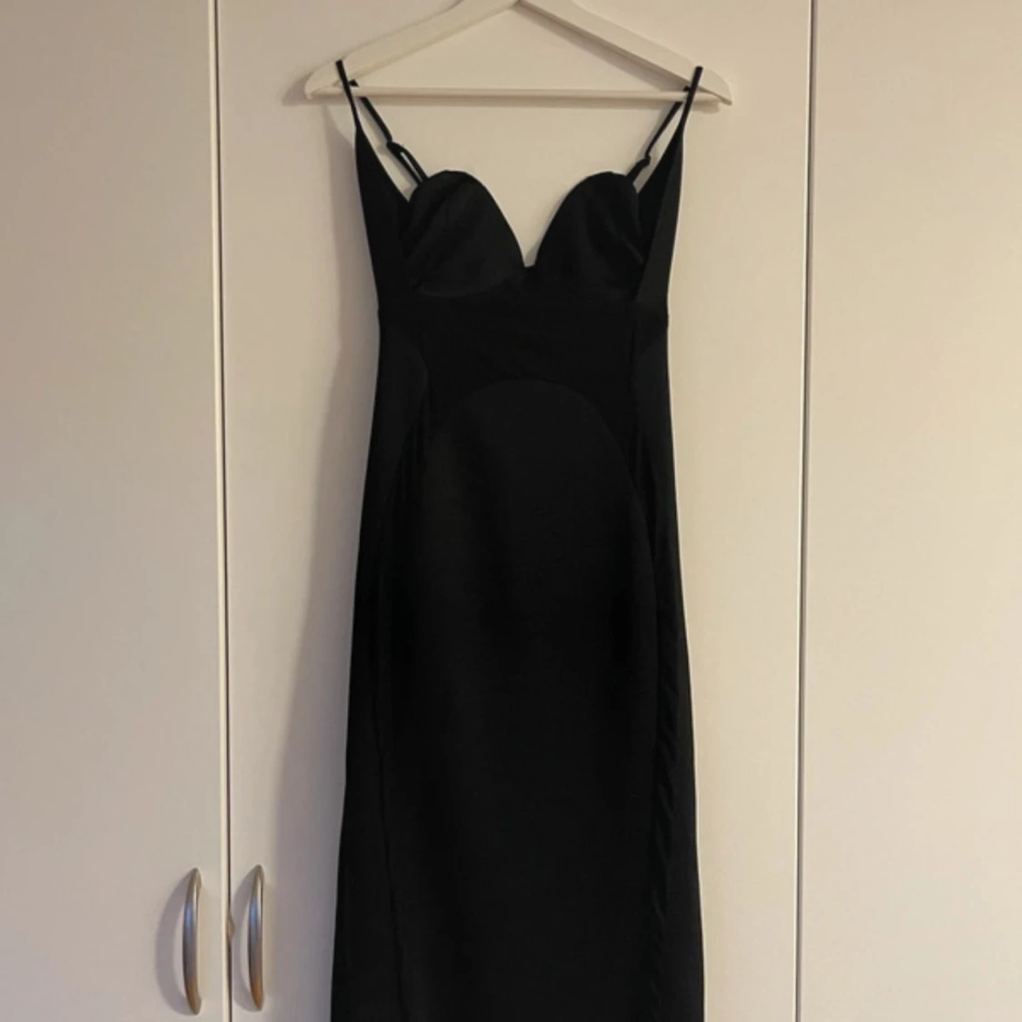 Svart tight klänning från ASOS DESIGN