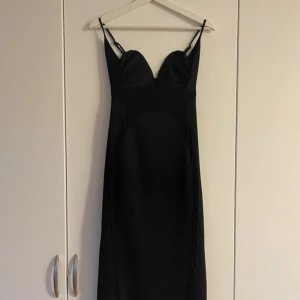 Svart tight klänning från ASOS DESIGN - Svart figurnära klänning från ASOS DESIGN. Mesh detaljer och endast använd vid 1 tillfälle. Perfekt nyårsklänning i strl 46 men passar mer som L. 