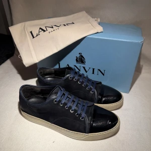 Lanvin  - Hej, säljer mina Lanvin navy skor i skick 8/10. Size uk10 passar 44/45. Tillkommer box och dustbag, har även kvittot. Köpta för 5000kr, mitt pris 2089 - tack 🙏 
