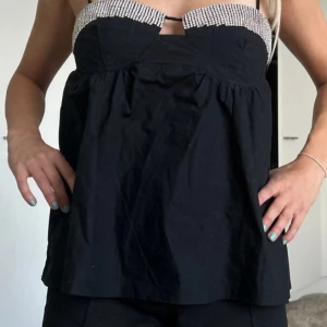 Svart glittrig topp från Zara - Supersnygg svart topp från Zara med tunna axelband och glittriga detaljer upptill. ❤️