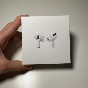 Apple AirPods Pro (1st gen) (Original) - Hejsan!  Säljer ett ORIGINAL par Apple AirPods Pro 1:a generationen. De fungerar helt utan problem och ljudet är som det ska. Originalkartong medföljer.  Det som ingår:  - AirPods Pro (vänster & höger).  - Laddningsetui/case (fungerar, men har repor).  - Öronkuddar i storlek M och L (S var använd och därför medföljer ej).  - Originalkartong  OBS!:  Laddkabel medföljer inte!  Små kosmetiska repor på hörlurarna finns (knappt synliga).  Serienummer lämnas ut via privat meddelande.