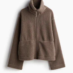 Teddyjacka i Pile H&M - En jättesnygg teddyjacka i pile från H&M. Sparsamt använd, och i mycket bra skick. Perfekt nu till hösten! Så gosig och fin på samma gång!🤎skriv privat för fler frågor. Skickar snabbt!!!