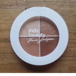 Indy Beauty ögonskuggspalett Leah - En vacker ögonskuggspalett från Indy Beauty - insparerad av höstens värma toner. Skimmret har en varm guld-och brunton som fångar ljuset och ger en fin glans.   Köpt nyligen och endast testat med sminkborsten.