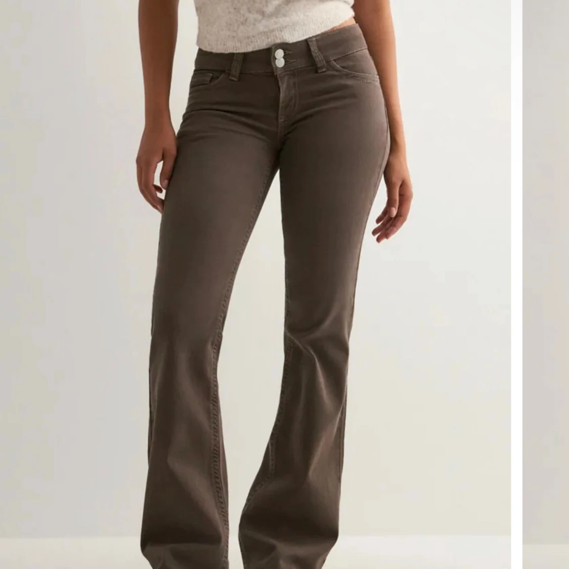 Bruna bootcut jeans från Nelly